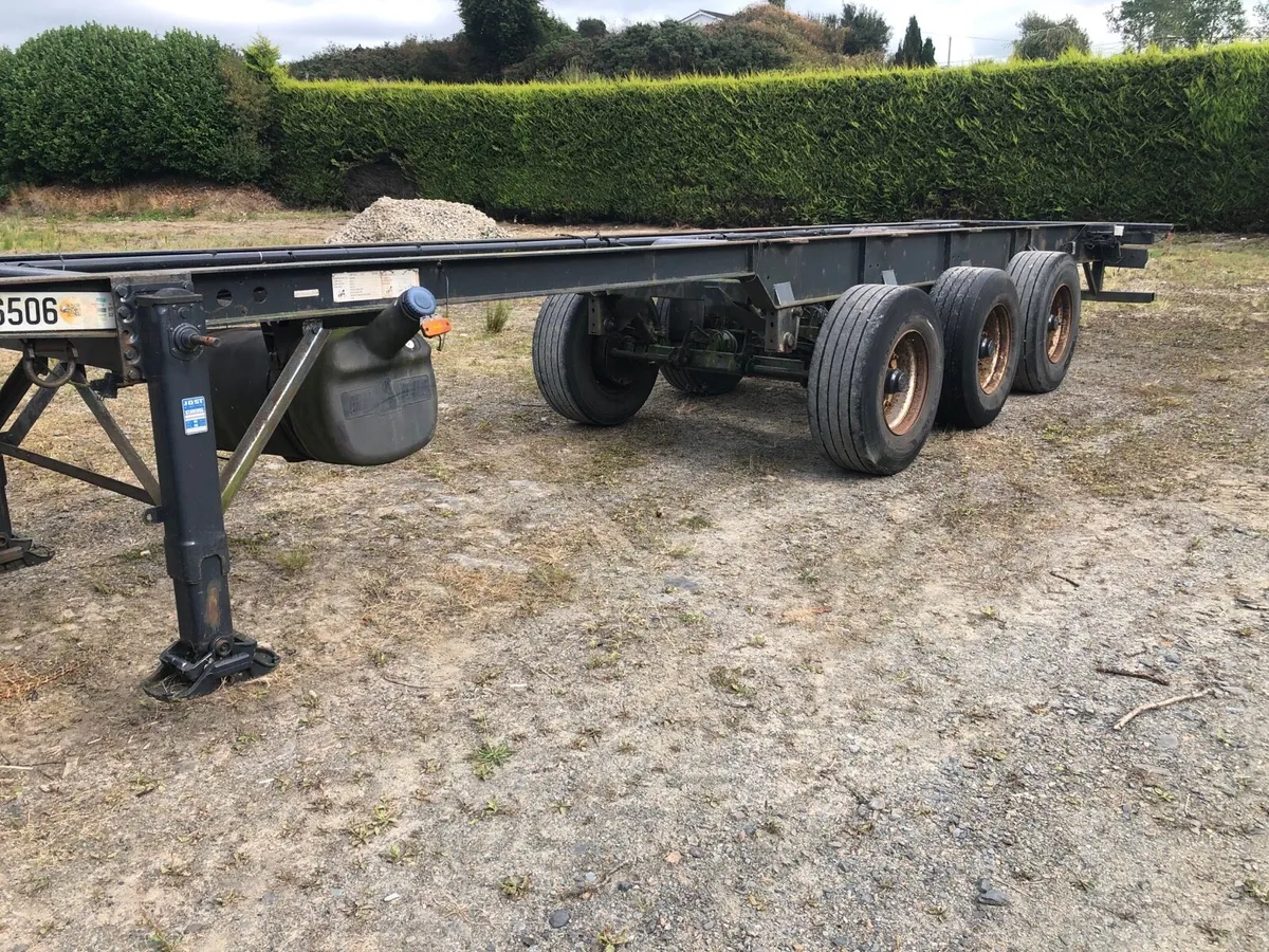 Tri-axle chassis - Image 1