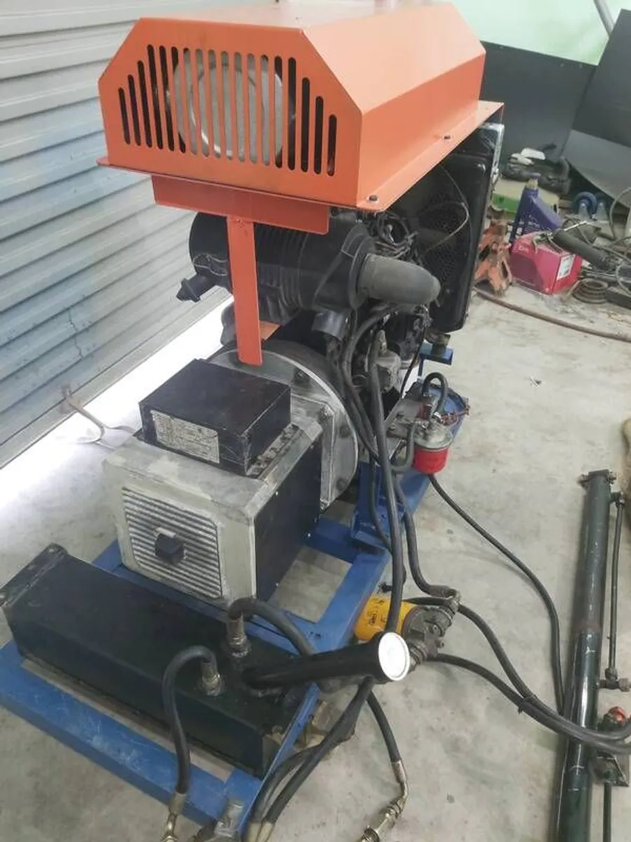 Kubota D1105 engine with Hydraulic pump and Generator - Image 4