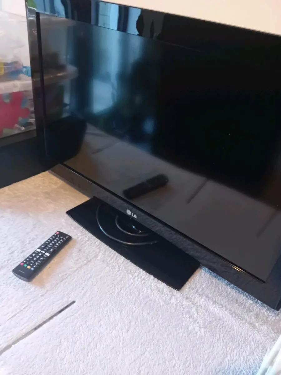 LG 31 inch TV and remote - Image 1