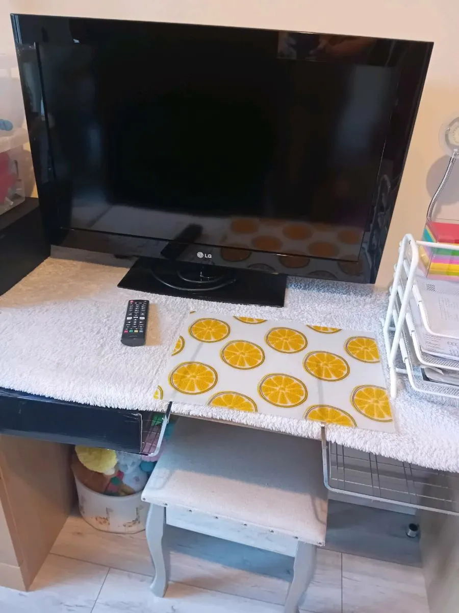 LG 31 inch TV and remote - Image 2