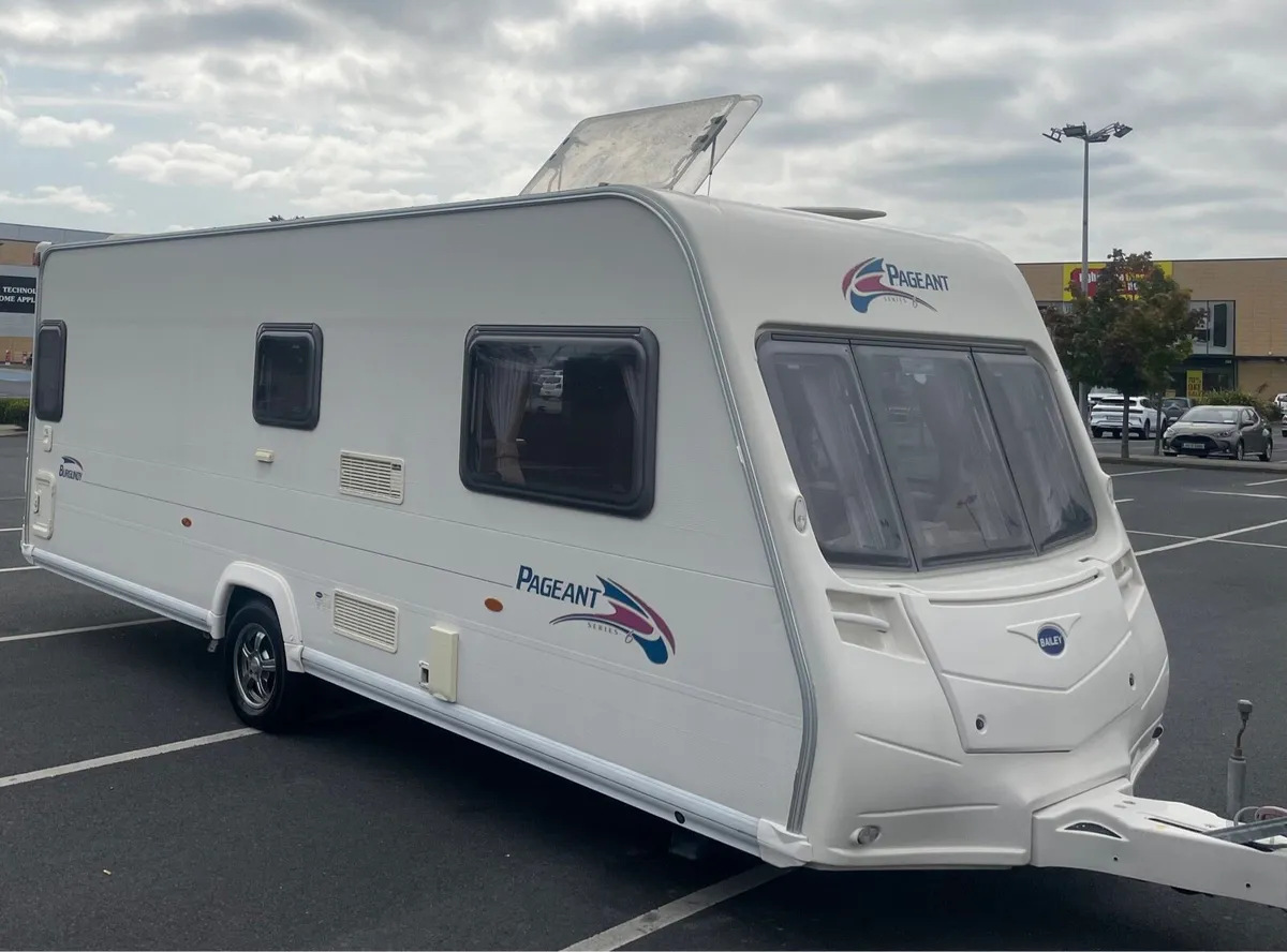 2010 Bailey 4/5 berth fixed bed & Air Awning - Image 2