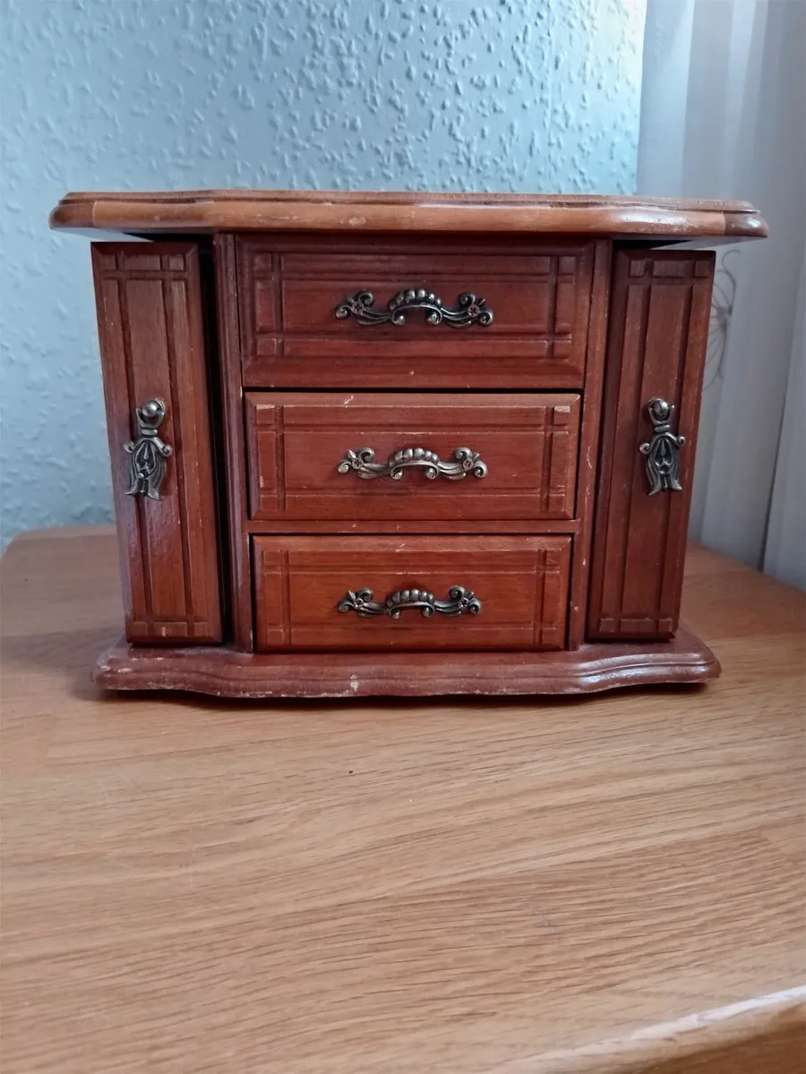 Beautiful jewellery cabinet - Image 1