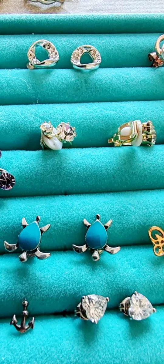 22 pr costume earrings - Image 3