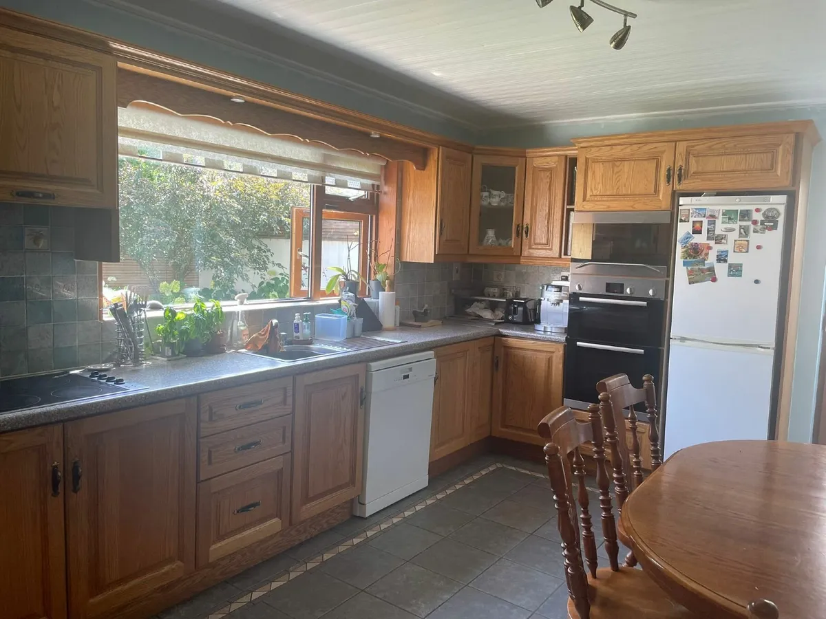 Kitchen cabinets and appliances - Image 1