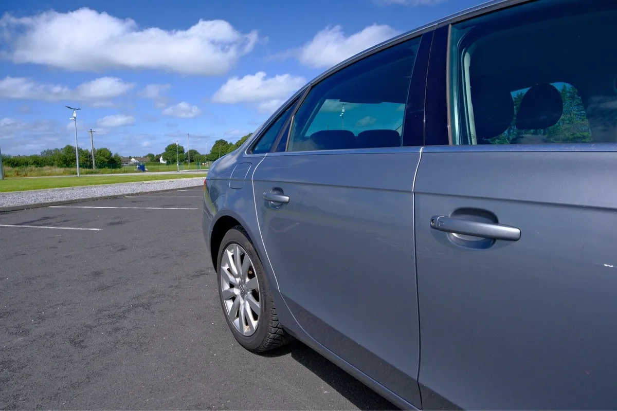 Audi A4 2010 2.0TDI - Image 2