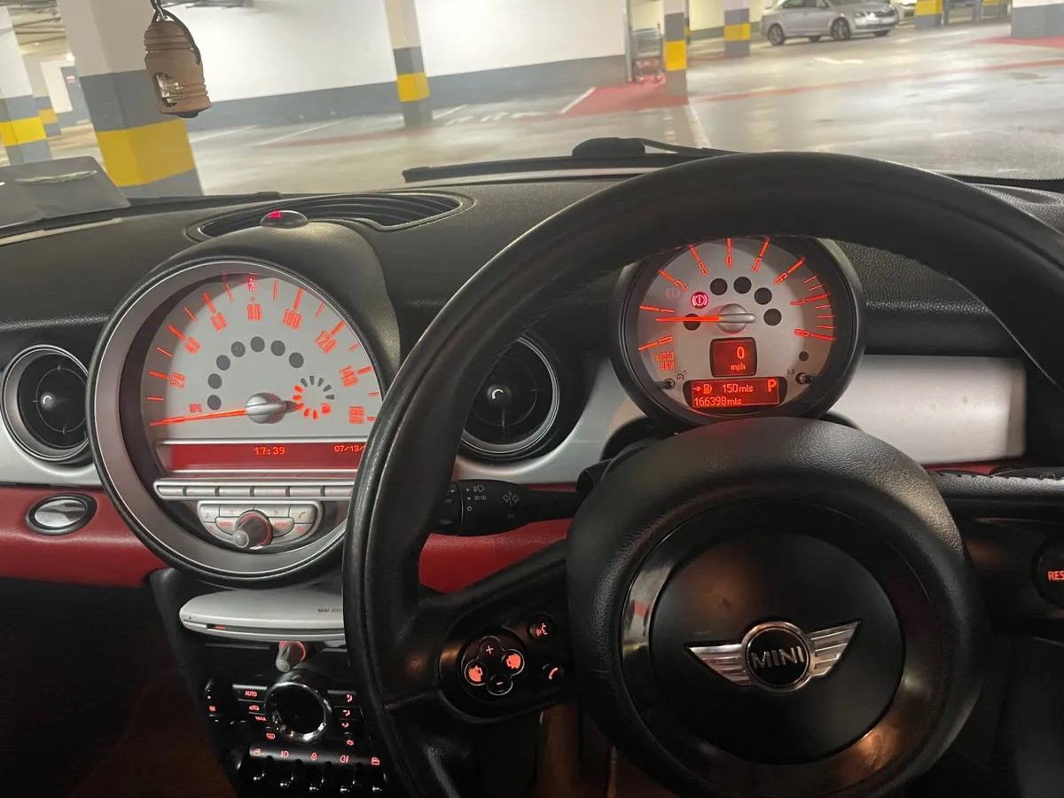 Mini Cooper 2010 automatic - Image 4