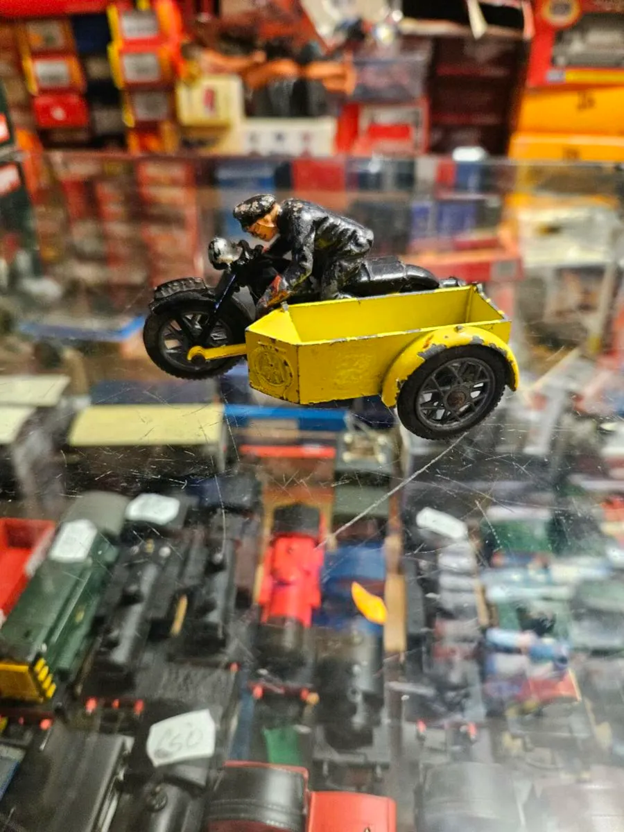 Vintage Britain's AA Motorbike and Sidecar - Image 3