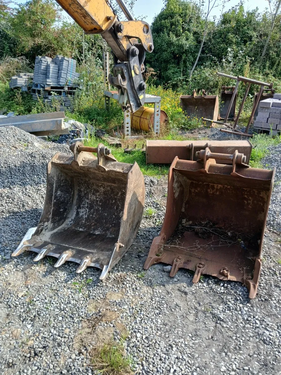 jcb buckets and fronth wheels - Image 1