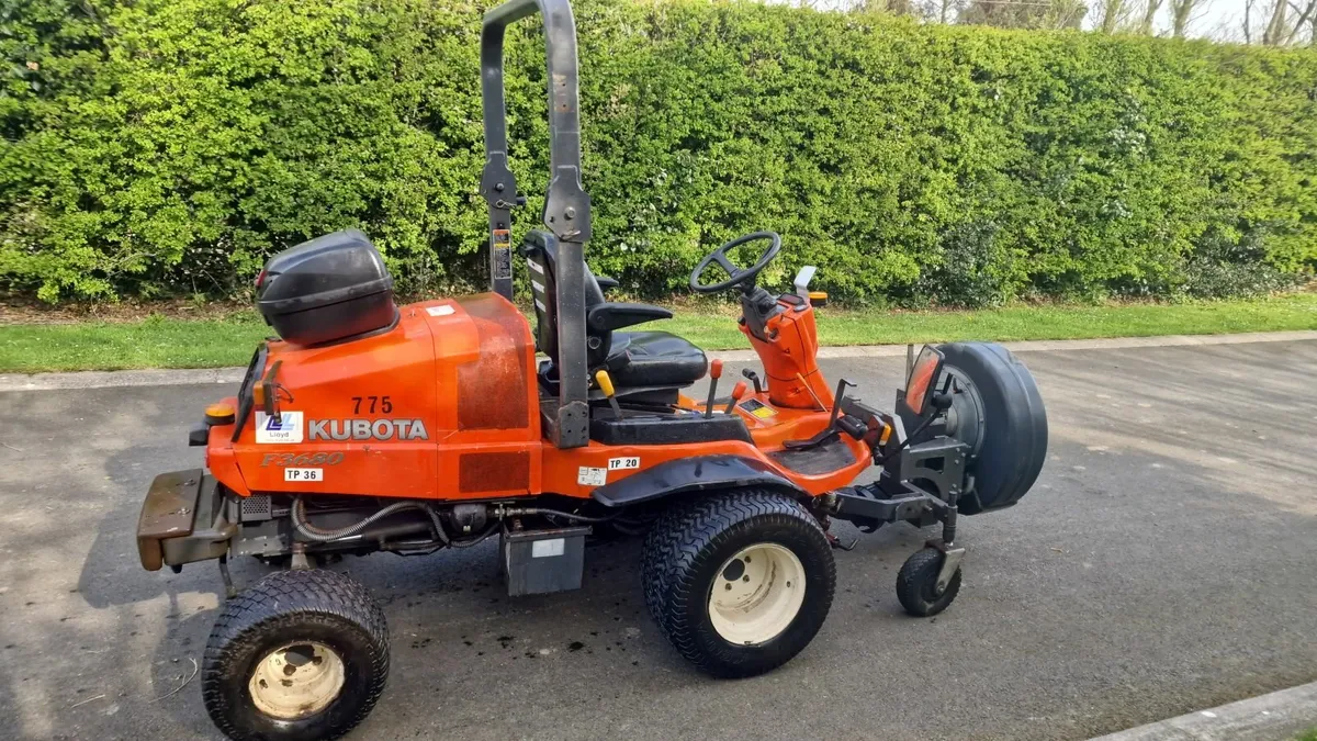 Kubota F3680 ride on mower leaf blower - Image 4