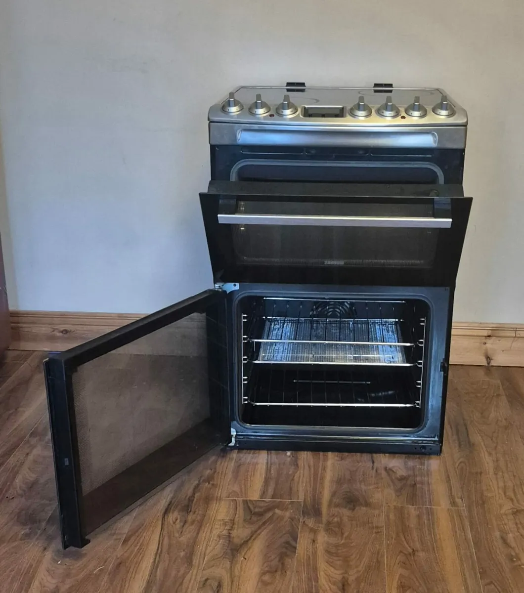 Zanussi cooker and microwave - Image 1