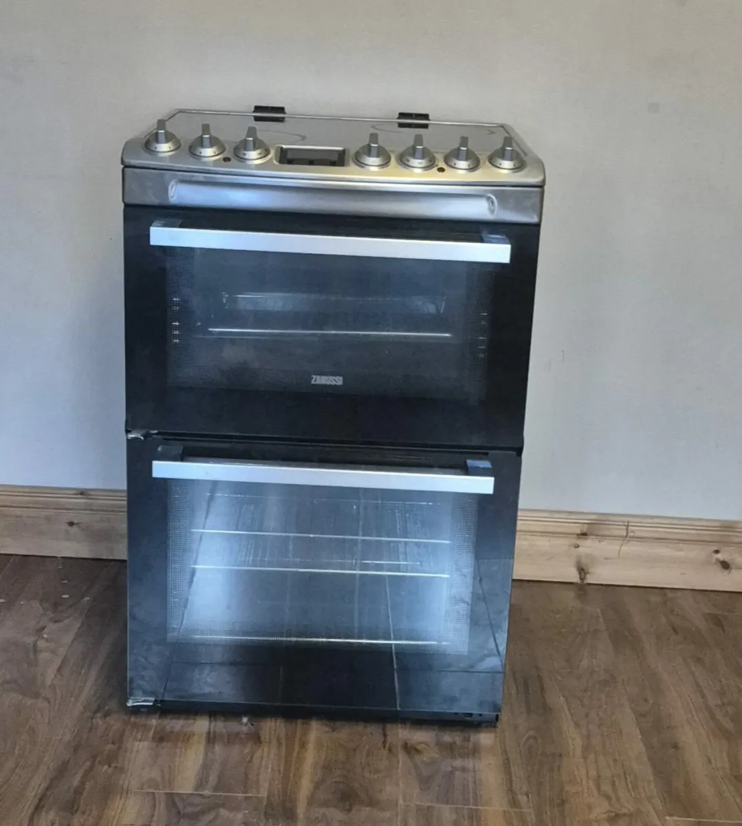 Zanussi cooker and microwave - Image 3