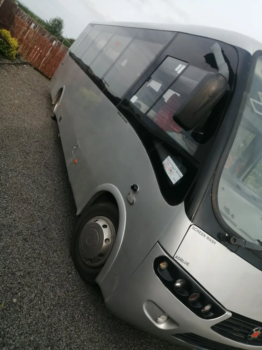 33 seats Mercedes - Image 2