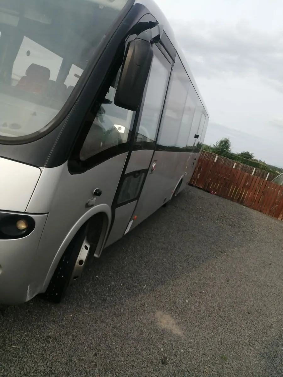 33 seats Mercedes - Image 3