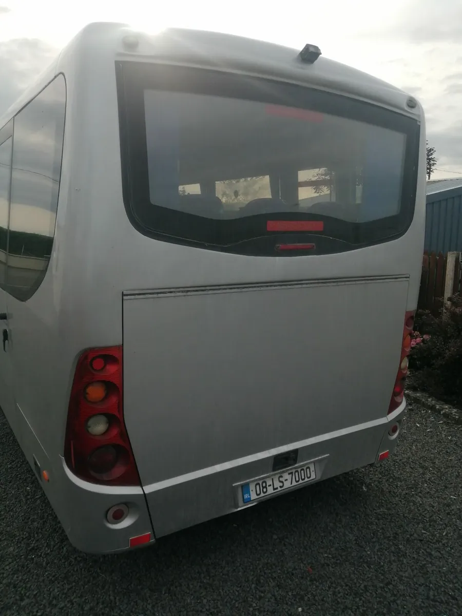 33 seats Mercedes - Image 4