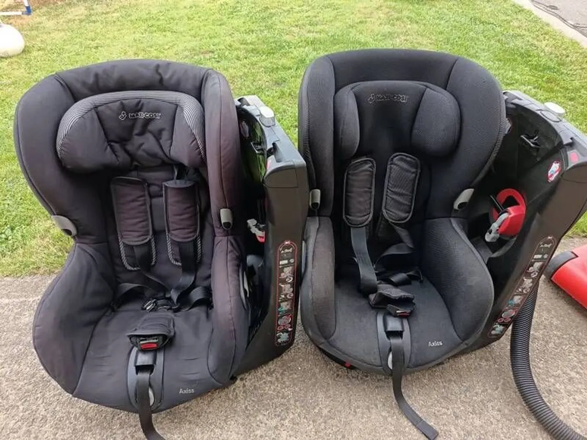 2 maxi cosi's babies car seats - Image 2