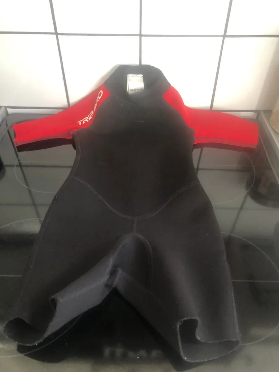 Boys wetsuit age 4 €10 - Image 1