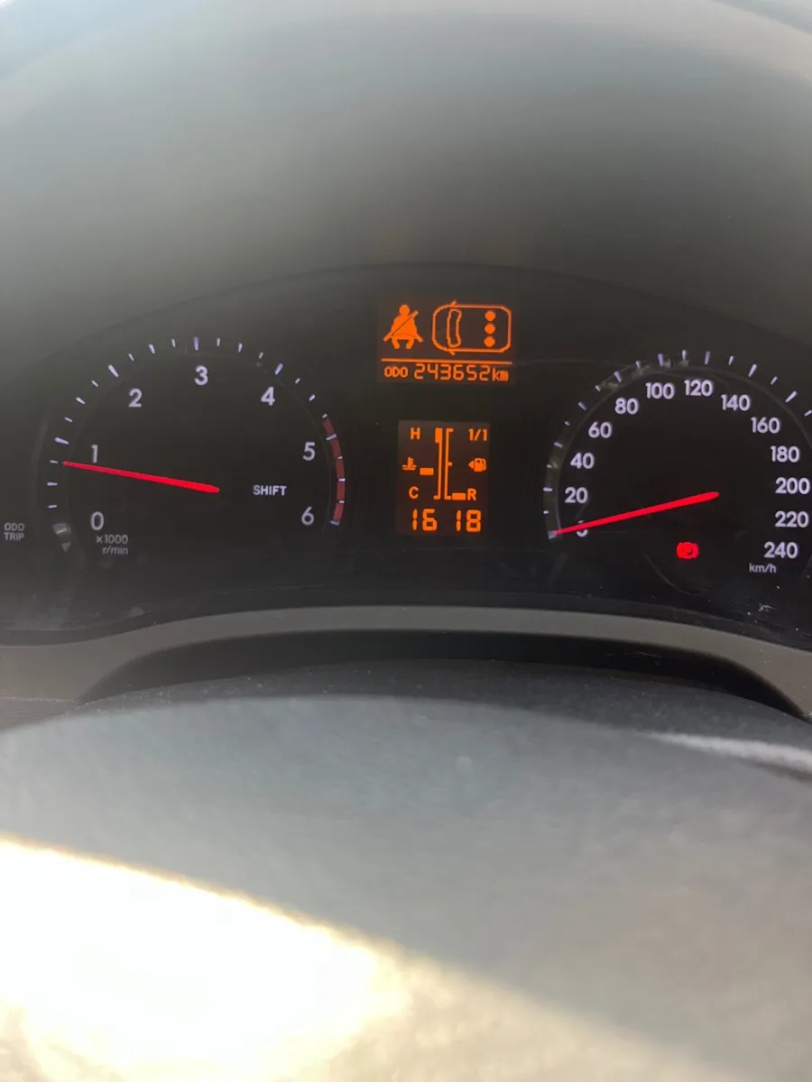 Toyota Avensis 2013 - Image 2