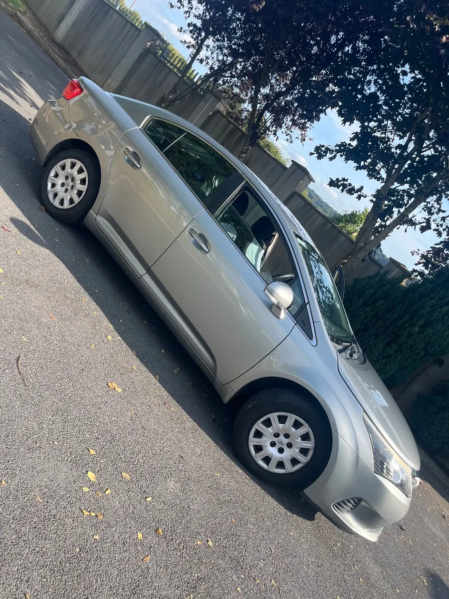 Toyota Avensis 2013 - Image 1