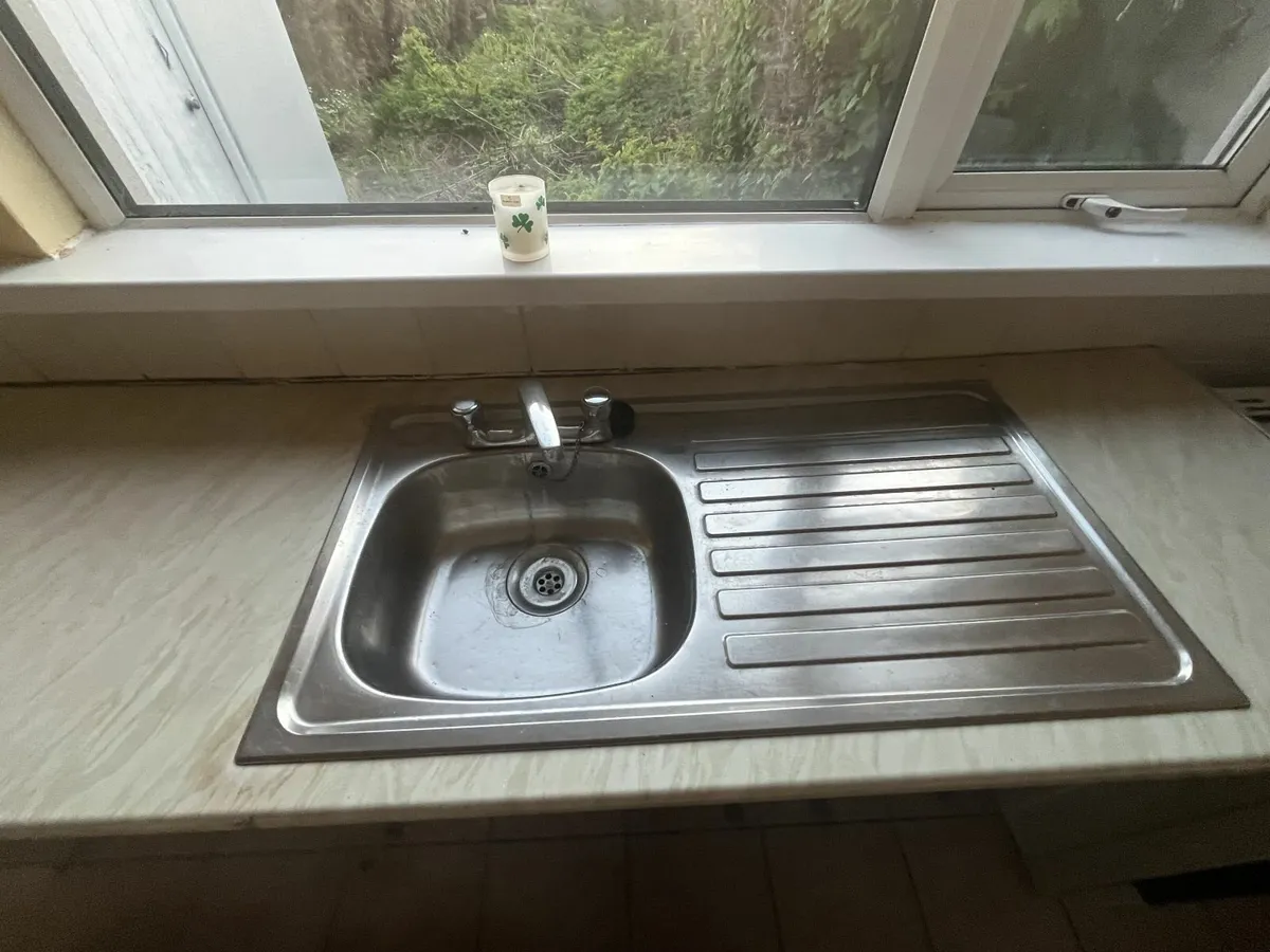 Stainless steel sink with double tap
