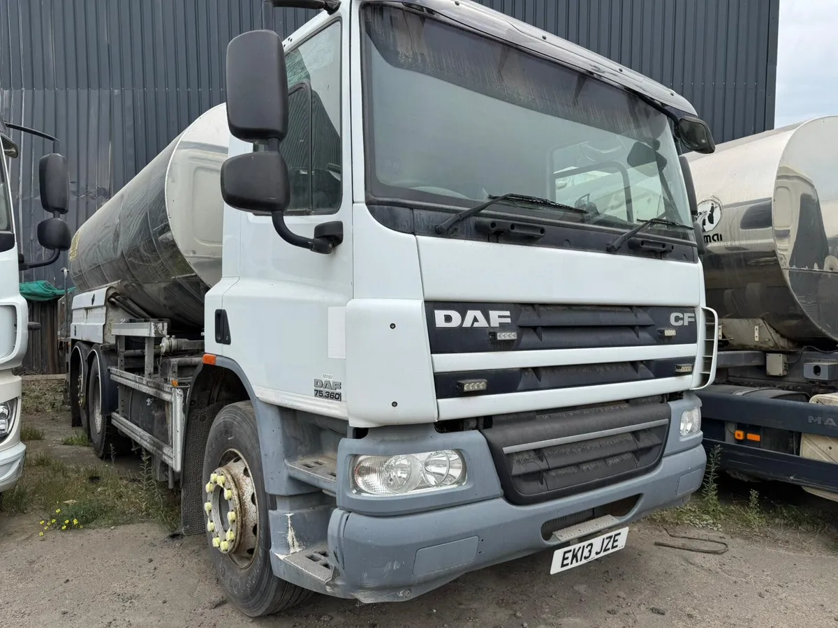 Bitumen Tanker Spray Truck - Image 1