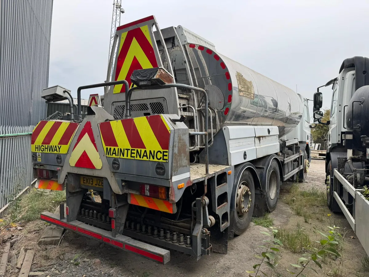 Bitumen Tanker Spray Truck - Image 2