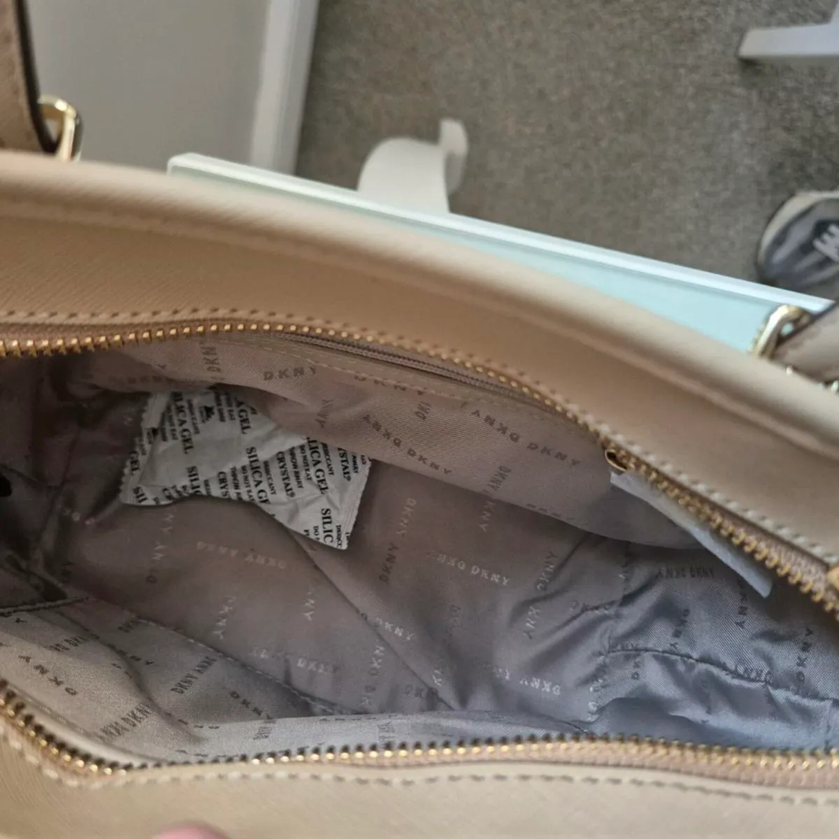 Dkny bag cream leather brand new - Image 4