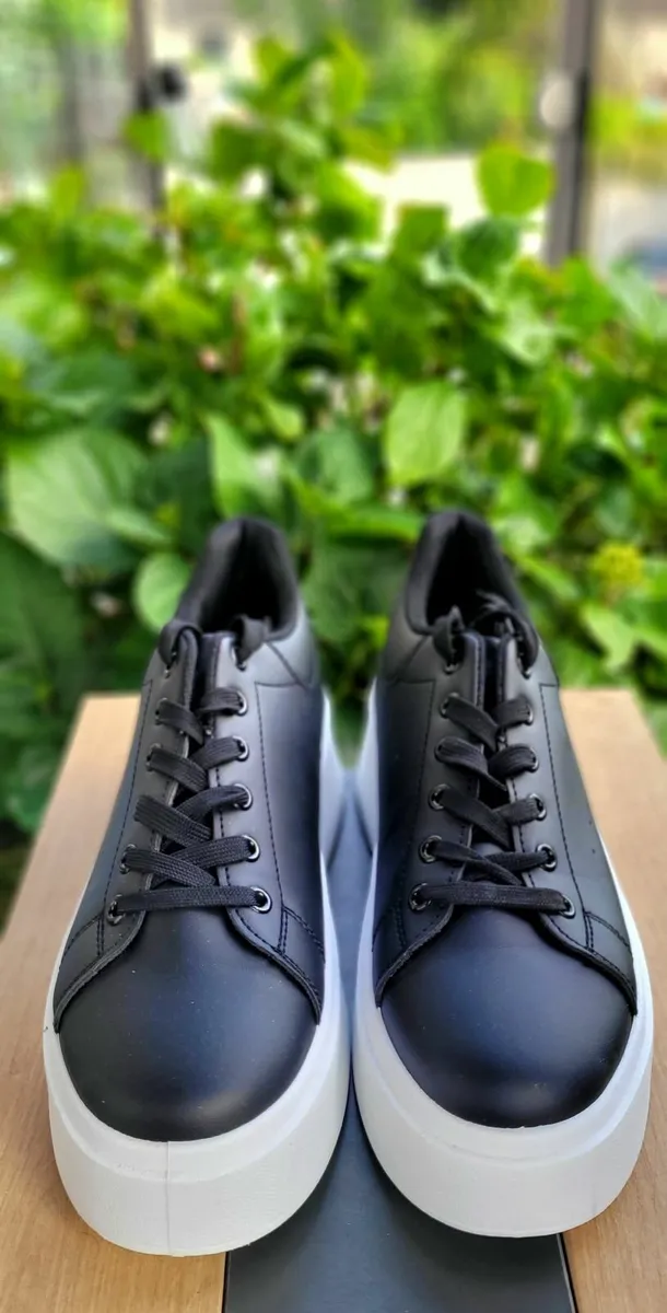 Black sneakers with a thick sole - Image 4