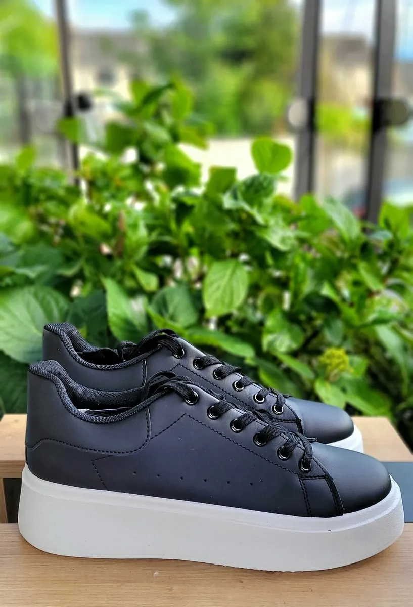 Black sneakers with a thick sole - Image 1
