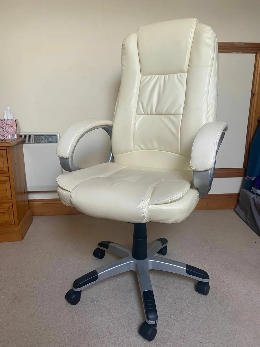 Comfortable office swivel chair