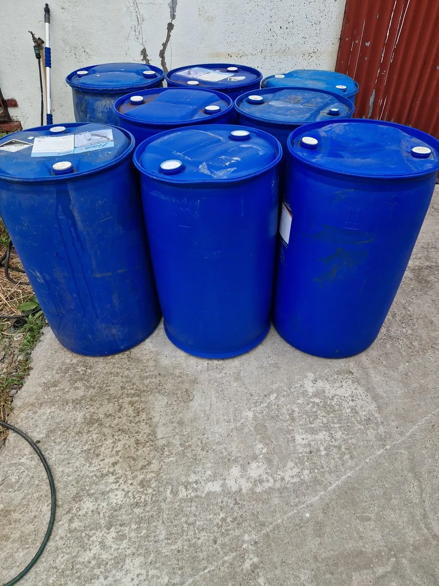 205 Litre Blue Plastic Barrels With Lids - Image 2