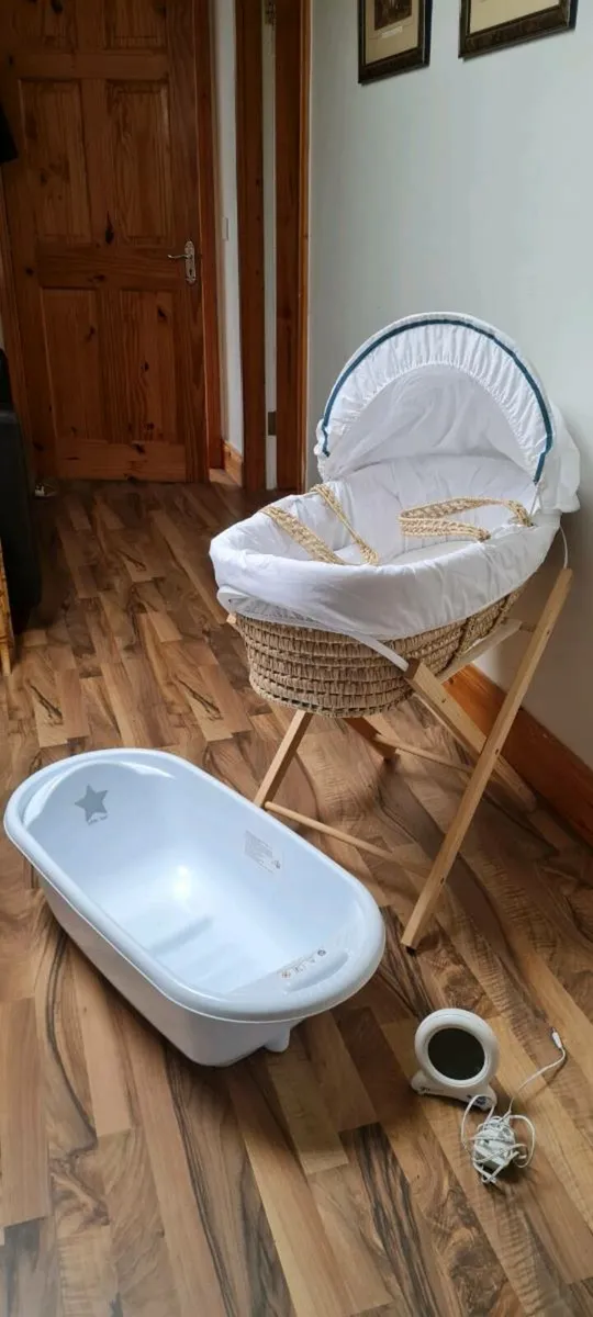 Gro-clock, Moses Basket and baby bath - Image 4