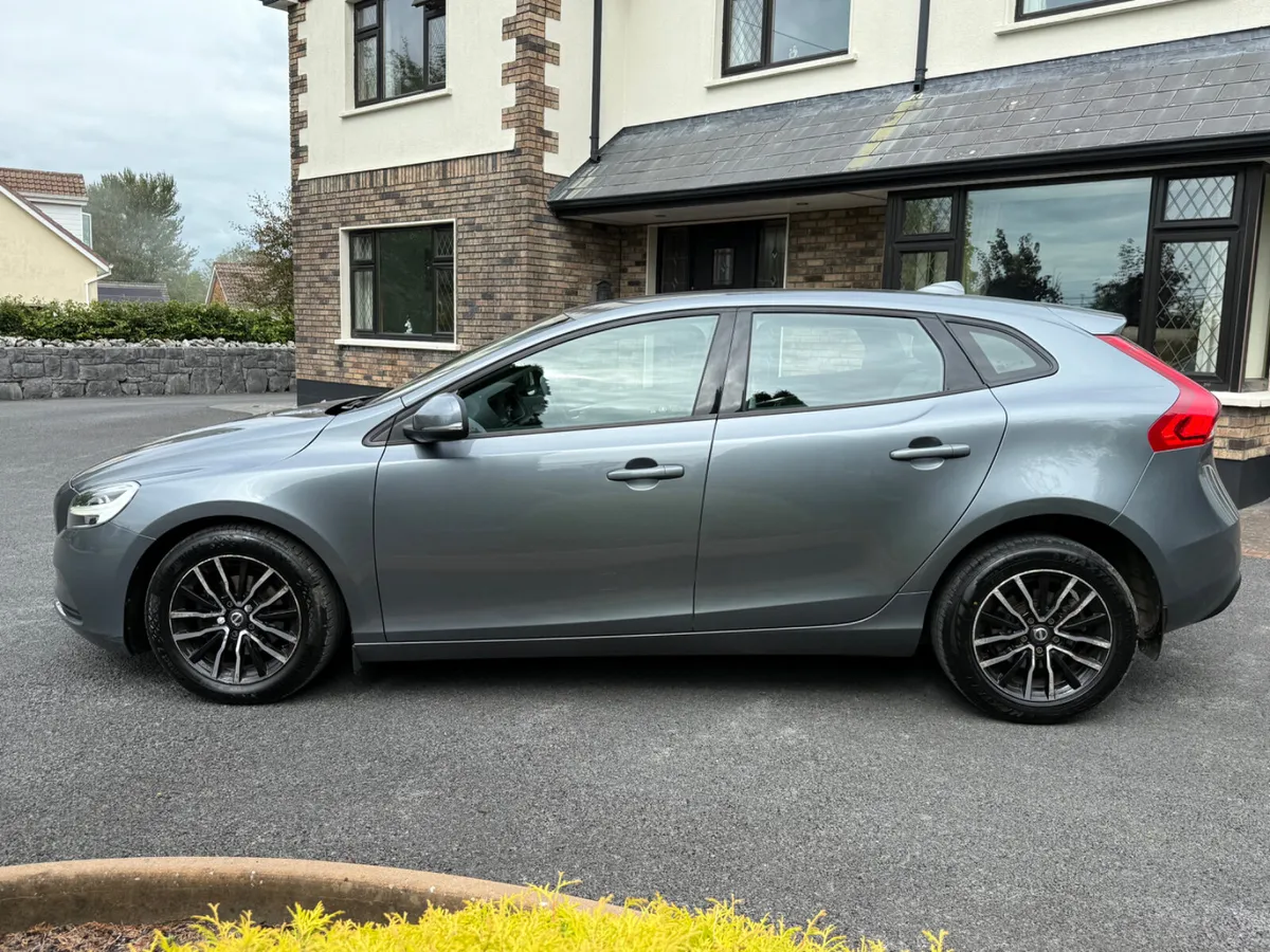 Low Kms Volvo V40! - Image 4