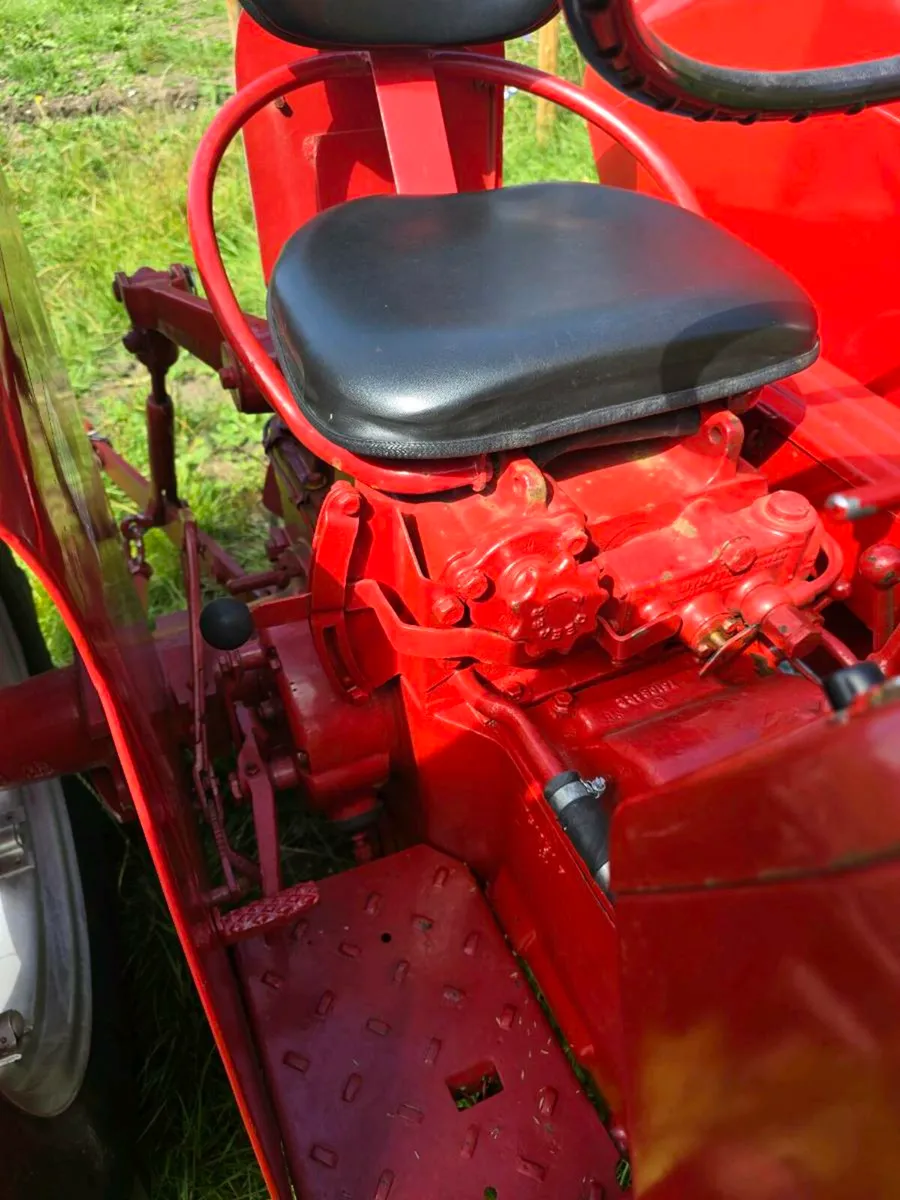 International B275 vintage tractor - Image 2