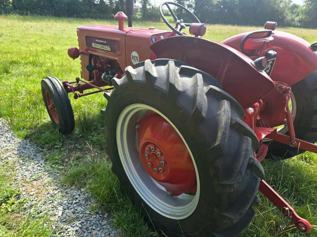 International B275 vintage tractor - Image 4