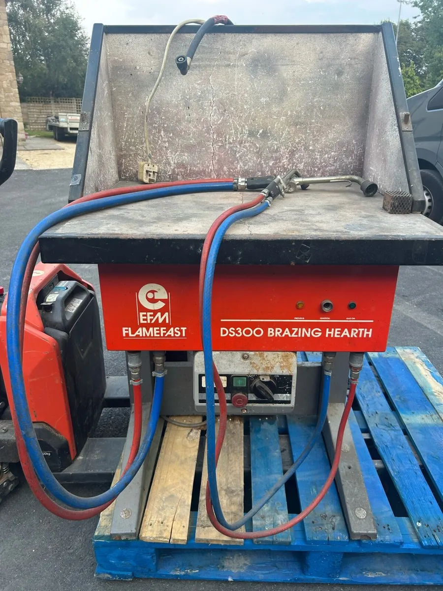 Ex school brazing station and ceramic forge - Image 1