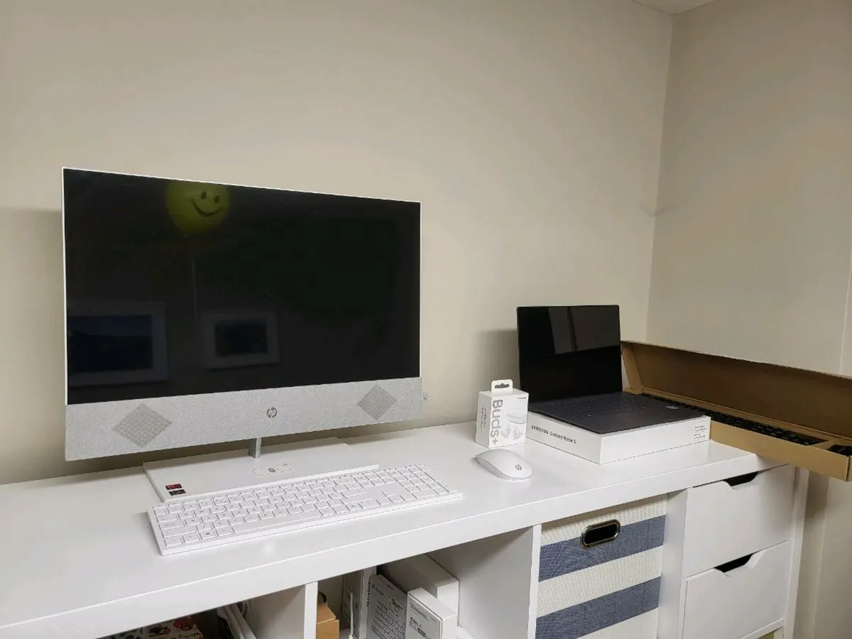 HP All in One PC & Samsung Slim Laptop - Image 1