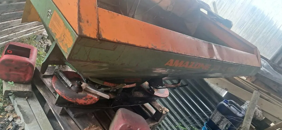 Fertilizer spreader - Image 1