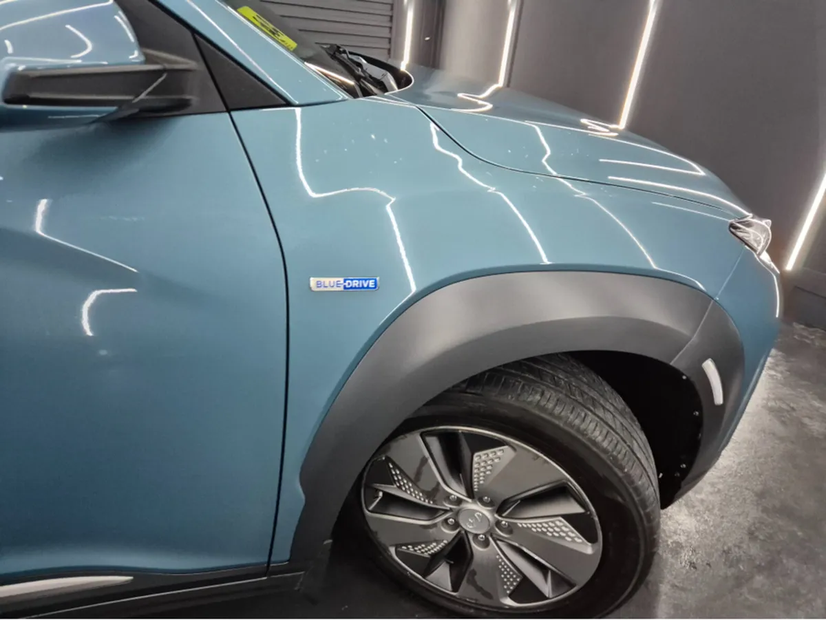 Hyundai KONA 64KW EXEC PLUS ELECTRIC AUTO - Image 3