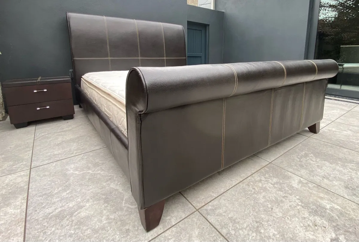 King size bed - Image 1