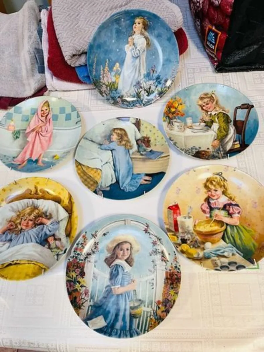 John McClelland. 7 Decorative Plates. Girls. 1986 - Image 1