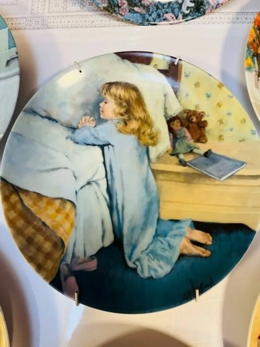 John McClelland. 7 Decorative Plates. Girls. 1986 - Image 3
