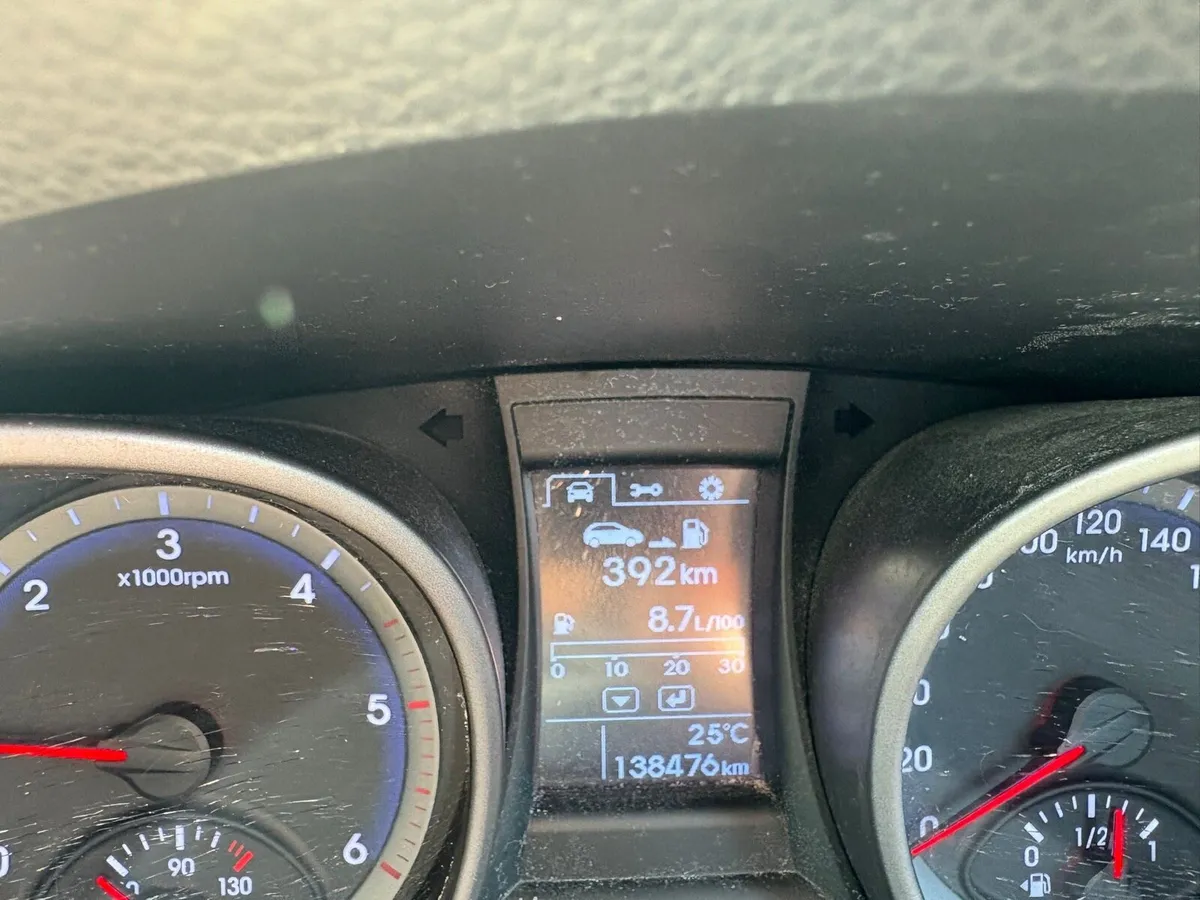 Hyundai Sante Fe SUV- low kms - Image 3
