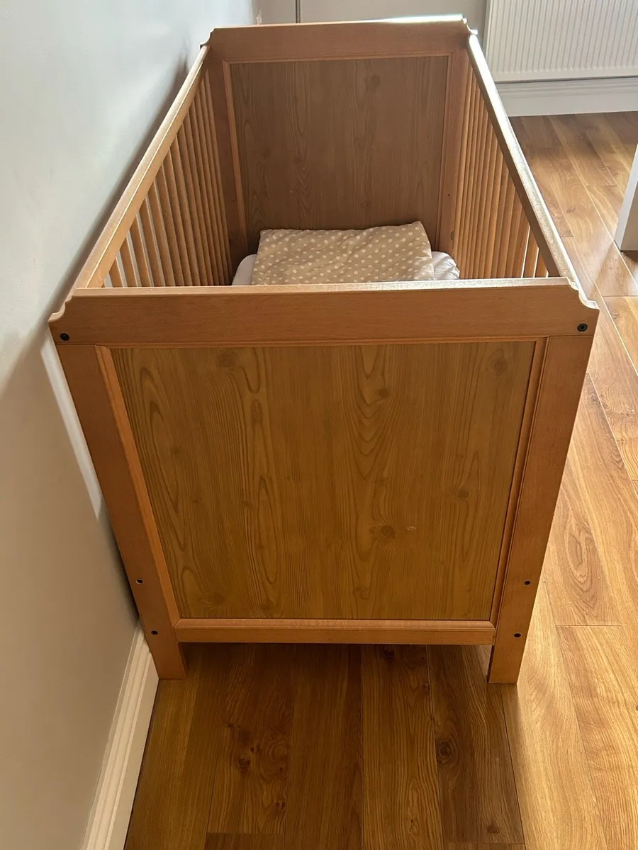 Wooden cot - Image 1