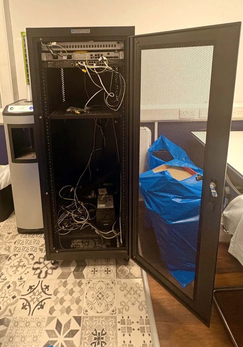 Great Lakes 32U Server Cabinet - Image 2
