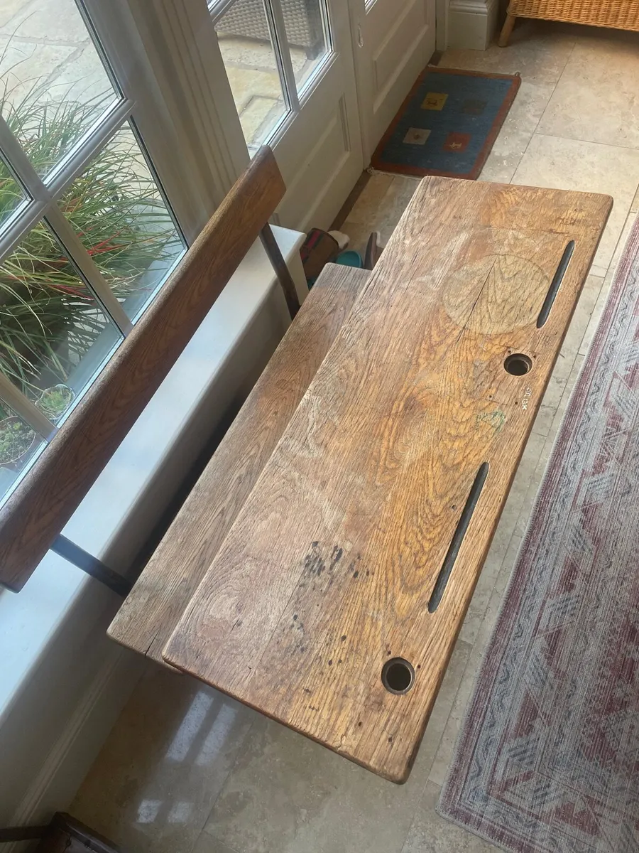 School desk - Image 1