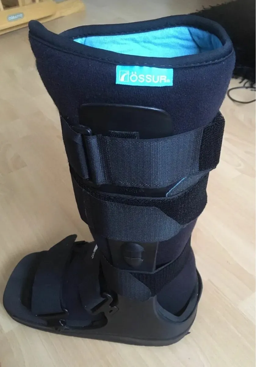 Ossur FormFit Walker Orthopaedic Boot, Large - Image 1