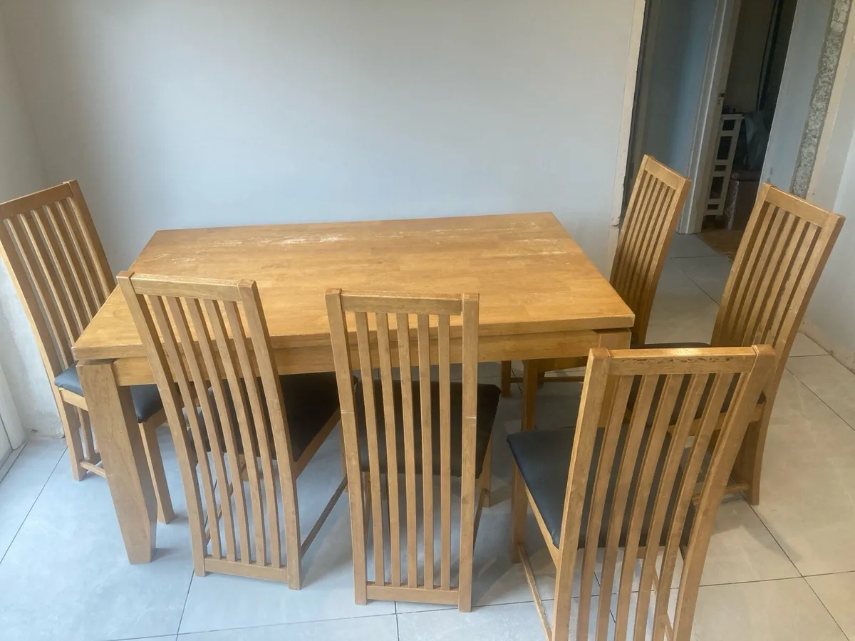 Table and chairs - Image 1
