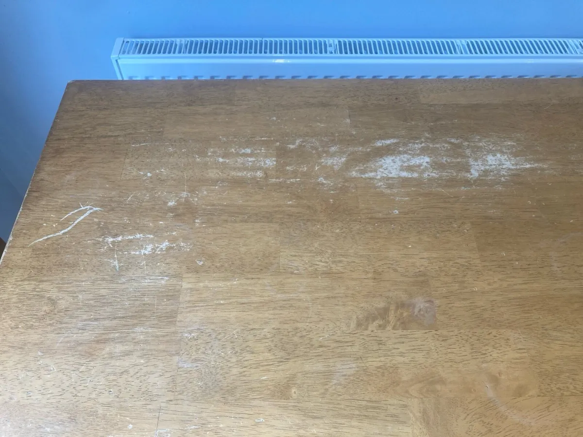 Table and chairs - Image 2