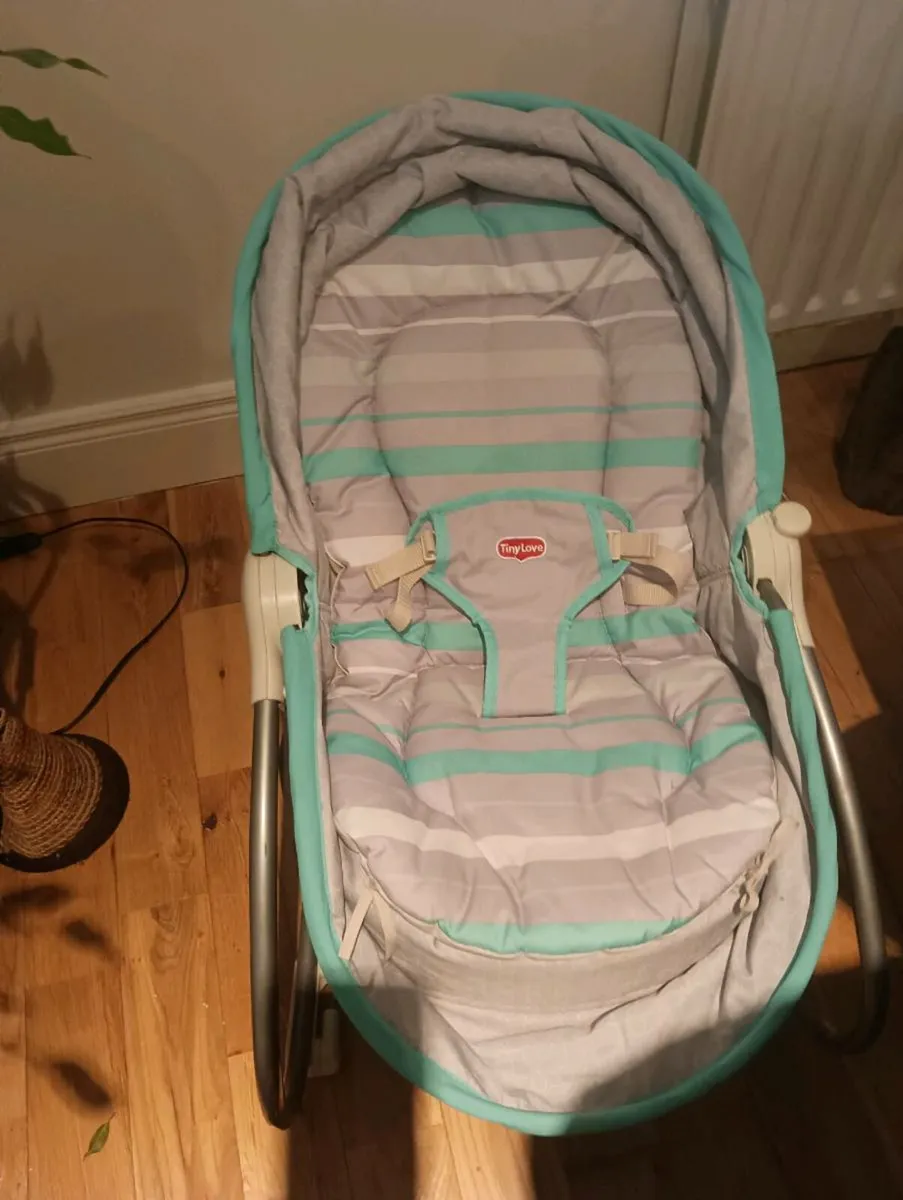 Baby chair sit up lie down,vibrates, like new - Image 3
