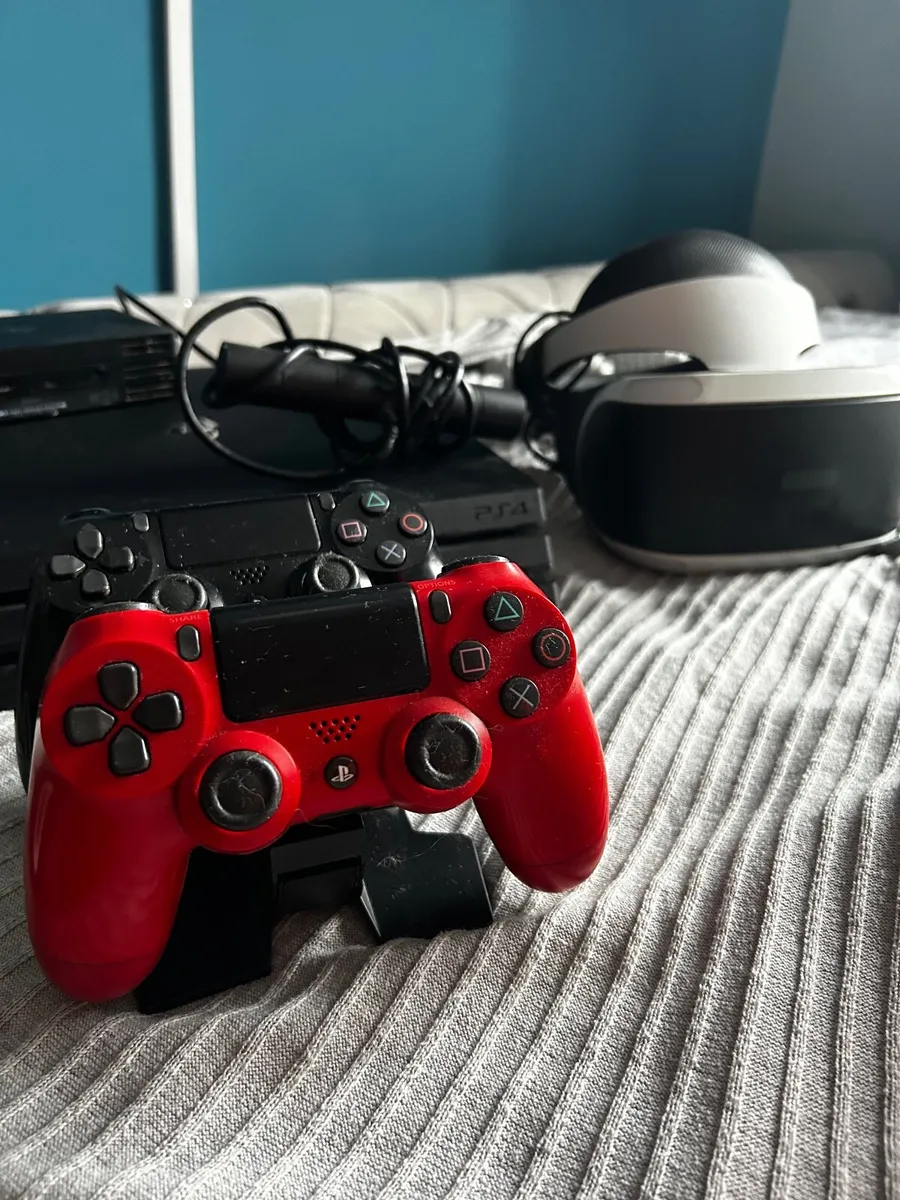 PS4 PRO, 2 joysticks, VR and camera - Image 1